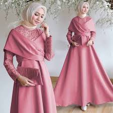 Desainnya yang elegan, akan membuat penampilan setiap orang jadi semakin menawan. Long Dress Brokat Gaya Busana Modern Untuk Tampilan Fashionable