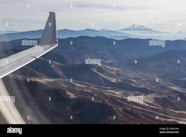 View of snow capped mount shasta from a commercial airliner Stock Photo - Alamy