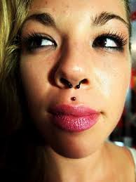 Ich habe mir vor 2 monaten ein medusa piercing stechen lassen, fand es die ganze zeit auch total schön doch plötzlich hatte ich einen. Medusa Piercing Alles Uber Den Neuen Instragram Trend