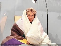 Padahal, anak perempuan tersebut merupakan teman. Lelaki Ini Tetaskan Telur Ayam Tidur Dalam Beruang Dan Tinggal Dalam Balang Kaca Iluminasi