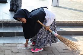 Orang mungkin berpikir bahwa menjadi seorang tukang sapu jalanan adalah pekerjaan atau tindakan paling hina. Semua Berita
