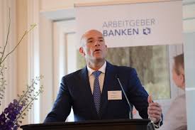 In den 1920er jahren folgten die lloyds bank, die barclays bank und die american express bank. Banken In Der Schweiz Fachkraftemangel Verscharft Sich Presseportal