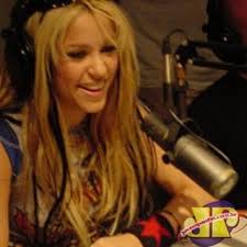 Mais Uma Imagem De Shakira No Brasil Na Radio Jovem Pan Fm Em 2001 Http Bit Ly 1xxvhnu Shakiranobrasil Radiojovempan In 2020 Shakira Tres Instagram