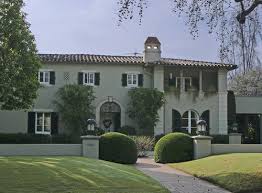 Where To Find Famous Tv And Movie Houses In Los Angeles Walker House Tv Show House Facade House