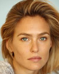 יאכטה ו-100 טיסות בשנה: בר רפאלי משחקת פוקר עם רשות המסים 🃏>  bit.ly/2ULAaAn צילום: @barrefaeli