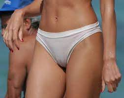 Die im string eingenähte mittelnaht betont den bikinibereich ganz besonders. White Bikini Bottoms Are Always A Good Choice Cameltoe