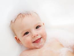 Il fatto che il neonato vomita dopo mangiato non deve essere per noi motivo d'allarme, bensì un incentivo a tenerlo sotto controllo e a. Quando Fare Il Bagnetto Al Neonato Prima O Dopo La Poppata