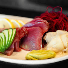 En Kumayaka, cada platillo es una experiencia única, donde los ingredientes  frescos y la creatividad de nuestro chef Rosendo Rendón se unen para  sorprenderte. Desde nuestros rollos icónicos hasta los tatakis perfectamente