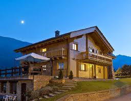 Case in legno su misura. Satteldach Holzhaus Im Alpenstil Satteldach Holzhaus Style At Home