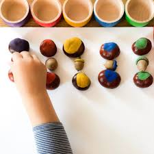In kreativer bastelei können viele verpackungsmaterialien aus papier und pappe oder kunststoff kreativ zu neuem leben erweckt werden. Mit Kindern Basteln Kastanien Geborgen Wachsen