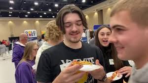 WebXtra: Students rate vendors at Longview food service show