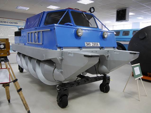 Rare vehicles: the screw-propelled ZiL 2906. Only 20 copies made. ZiL museum, Moscow - All PYRENEES