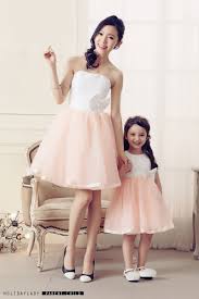 Oggi, l'abito da adulta è disponibile anche in versione baby, con qualche modifica a seconda delle età, grazie alla collezione kids di dolce & gabbana. Abiti Da Sposa Per La Figlia Della Madre 2017 Abiti Estivi Per La Mamma E La Figlia Abiti Da Principessa Per Mamma E Figlia Tutu Design Di Lusso Mama And Daughter Mother And Daughter