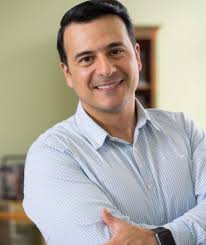 Hasta pronto Douglas Sánchez, siempre admiré tu forma de hacer periodismo.  Un periodismo cercano, certero, sin pelos en la lengua y con ese toque  personal que va estar muy difícil de sustituir.