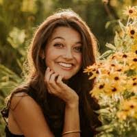 Nour Hoelscher's Instagram, Twitter & Facebook