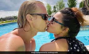 In her condolence message, gandhi said hridayesh served the congress party till her last breath. Aashka Goradia And Her Husband Set The Instagram On Fire With A Kiss See Pic