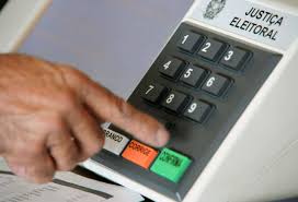 urna eletronica ou voto em papel como sao as eleicoes em outros paises