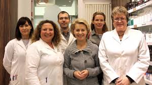 Übersicht über berufe im medizinischen, pädagogischen und erzieherischen bereich. Niedersachsen Von Der Leyen Besucht Apotheke Der Kammerprasidentin