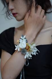 Flores secas blancas Corsage de muñeca y Boutonniere Set, Boutonniere de  vegetación de marfil blanco, Boutonniere de boda, Corsage de dama de honor,  Padrinos de boda