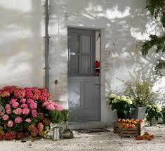 5 Facons D Apporter Du Caractere A Votre Facade Avec Une Porte D Entree Porte Fermiere Porte Entree Bois Porte Entree Maison