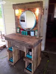 Makeup Vanity Made From Reclaimed Wooden Pallets 1001 Pallets Pallet Diy Wooden Pallet Projects Wood Pallet Furniture