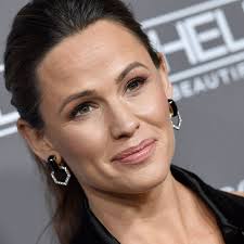 Jennifer Garner turns heads