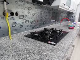 Çiçekli, balıklı, okyanus altı manzaralı ve daha bir çok farklı desene sahip 3 boyutlu fayans modelleri mutfaklarda yerlerini aldı. Gamzem 3d Dekorasyon Mekanlariniza Renk Katiyor