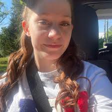 Who is a good hair stylist in Lockport for vivid hair colors?