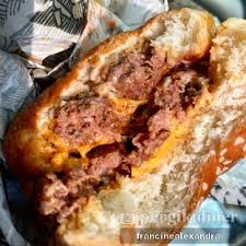 Restoran yang identik dengan burger ini tampak ikut serta turun langsung memberikan bantuan kepada para tenaga medis di sejumlah rumah sakit di jakarta, jumat (27/3/2020). Lawless Burgerbar Kemang Lengkap Menu Terbaru Jam Buka No Telepon Alamat Dengan Peta