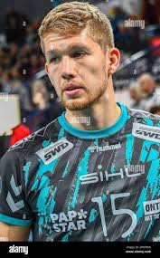 Leo Meyer (Powervolleys Düren, 15), nachdenklich, grübelnd, besorgt,  pessimistisch, 27.12.2023, Düren (Deutschland), Volleyball, 1. Bundesliga  Männer, SWD Powervolleys Düren