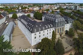 Das heutige saarbrücker schloss von gottfried böhm erinnert in umriss und einigen bauteilen noch an das frühere, deutlich größere barockschloss friedrich stengels.seine ungewöhnliche gestaltung mit gläsernem mittelbau, aber auch das vielfältige gastronomische angebot rund ums schloss ziehen jährlich tausende besucher an. Schloss Saarbrucken