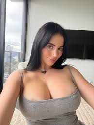Izzy Davis - Free nude pics, galleries & more at Babepedia
