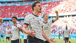 In der nachspielzeit der ersten halbzeit verlagern die ungarn schnell auf die linke seite von verteidiger. Ujzk7goivxjpwm
