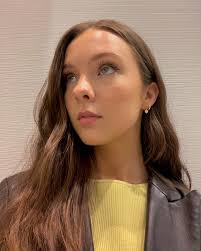 Jenny Winslow's Instagram, Twitter & Facebook