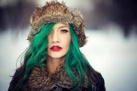 Incearca sa`ti intrebi coafeza unde gasesti, si de la ce marca. Alege Culoarea Anului Vopsea De Par Verde Cu Londa Professional Green Hair Winter Hairstyles Long Hair Styles