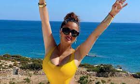 Submitted 6 days ago by tigresueno. Salma Hayek S Fans Defend Her Weight In Instagram Photo Hello