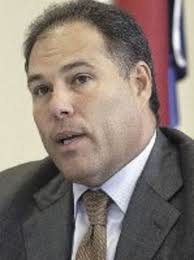 Lewis Navarro: que explique el consulado