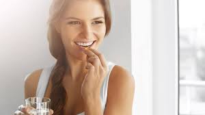 7 usos y beneficios del agua de romero para el cabello y la piel