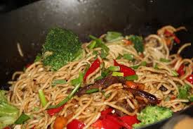 Wok De Nouilles Chinoises Sautees Boeuf Et Legumes Du Jardin Et Du Marche A L Assiette Et A La Bouche Plat Asiatique Plat Nouilles Chinoises
