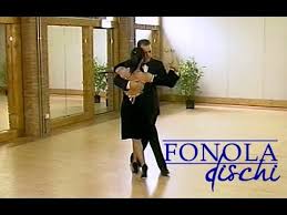 Il tango è un genere musicale e un ballo, ma anche una poetica e un linguaggio del corpo. Lezioni Di Ballo Il Tango Argentino La Cumparsita Rodriguez Youtube