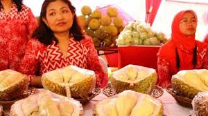 Sekitar 15 penjual menjajakan beragam jenis durian di sini, mulai dari petruk, montong, medan, rancamaya, sampai musang king. Sensasi Durian Asal Semarang Miliki Rasa Unik Dari Pahit Hingga Legit Tribunsolo Travel