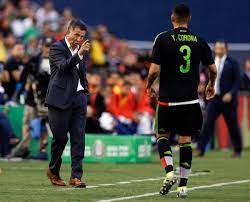Juan carlos osorio no tendría continuidad en el proyecto azteca e irán por un dt con vasta el técnico de méxico, juan carlos osorio, entregó la lista de 25 jugadores para la copa de oro 2017. El Entrenador De Mexico Juan Carlos Osorio Ha Subido La Escalera Del Exito Un Escalon A La Vez The New York Times