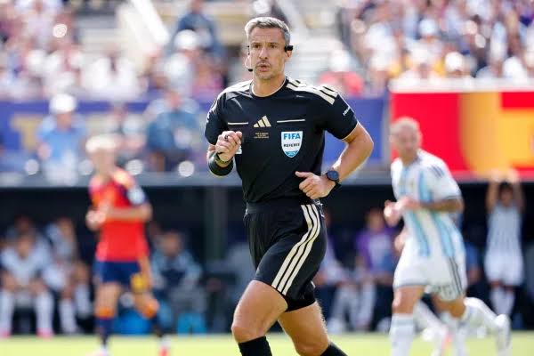 Copa do Mundo: &aacute;rbitro da final anuncia aposentadoria do futebol