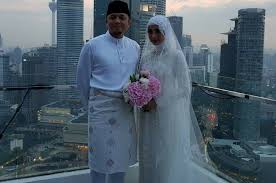 Hasil perkahwinan, engku emran dan erra dikurniakan seorang anak perempuan, engku aleesya yang kini berumur 12 tahun. Engku Emran Dan Laudya Cynthia Bella Sah Suami Isteri Entertainment Rojak Daily