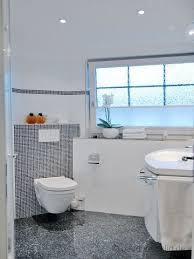 Ideen Um Ein Kleines Bad Schon Zu Gestalten Finden Sie Bei Uns Kleine Badezimmer Badezimmer Badezimmer Gestalten