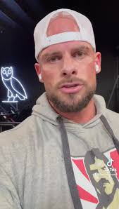 Videos like this are exactly why so many people are afraid of going to the  gym. #MYOB