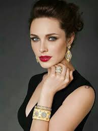 Simple Black Dress Glamourize With Red Lips And Mix And Max Gold Silver And Crystal Jewelry Fashion Beauty Simple Black Dress Beautiful Female Celebrities