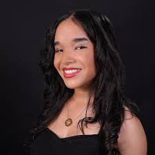 🎓: Yeidilyn Leonardo de León 💫 Apodo: Yeidy, teletubi. 🧬 Optativa:  Cálculo Diferencial y Tecnológico ⏰Antigüedad: 8 años 📚 Carrera: Mercadeo  🌟 Conocida por: su creatividad y toques a la hora de