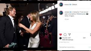 Jennifer aniston is taking a break from the award show circuit tonight. Momen Manis Di Sag Awards 2020 Brad Pitt Genggam Tangan Jennifer Aniston
