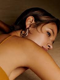 Joias elegantes: fantasia e coloridas ou banhadas a ouro